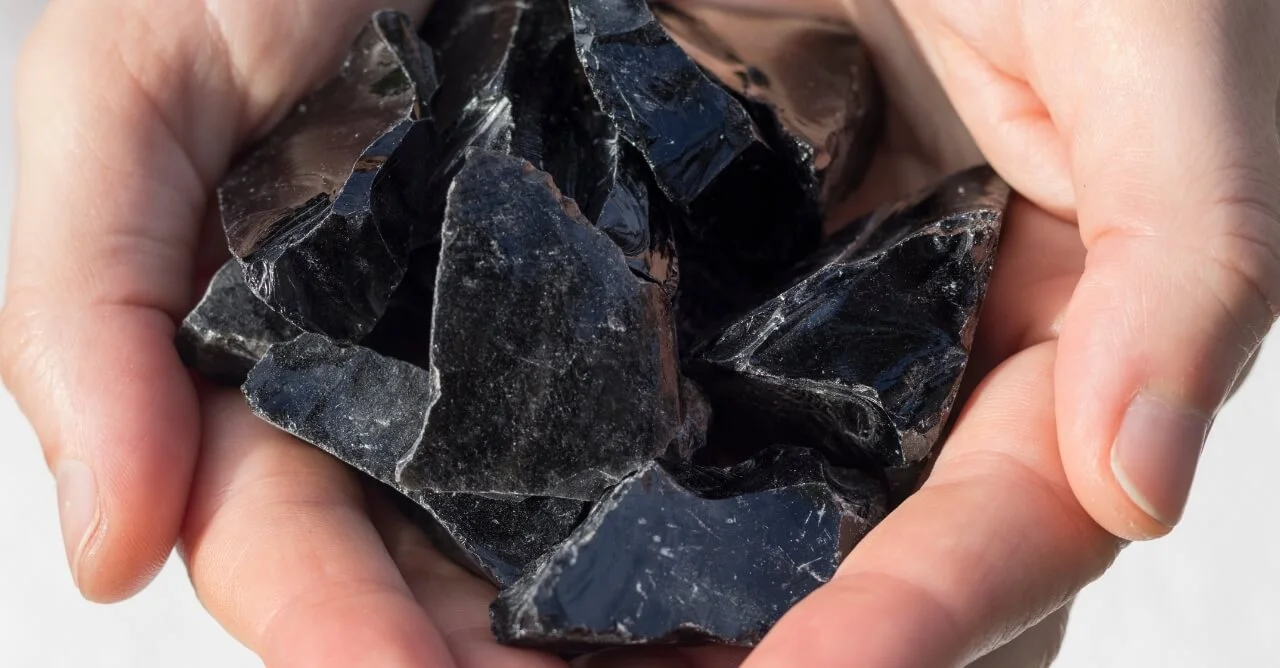 Obsidiana Negra O Escudo Protetor da Alma - Blog Mandala de Luz