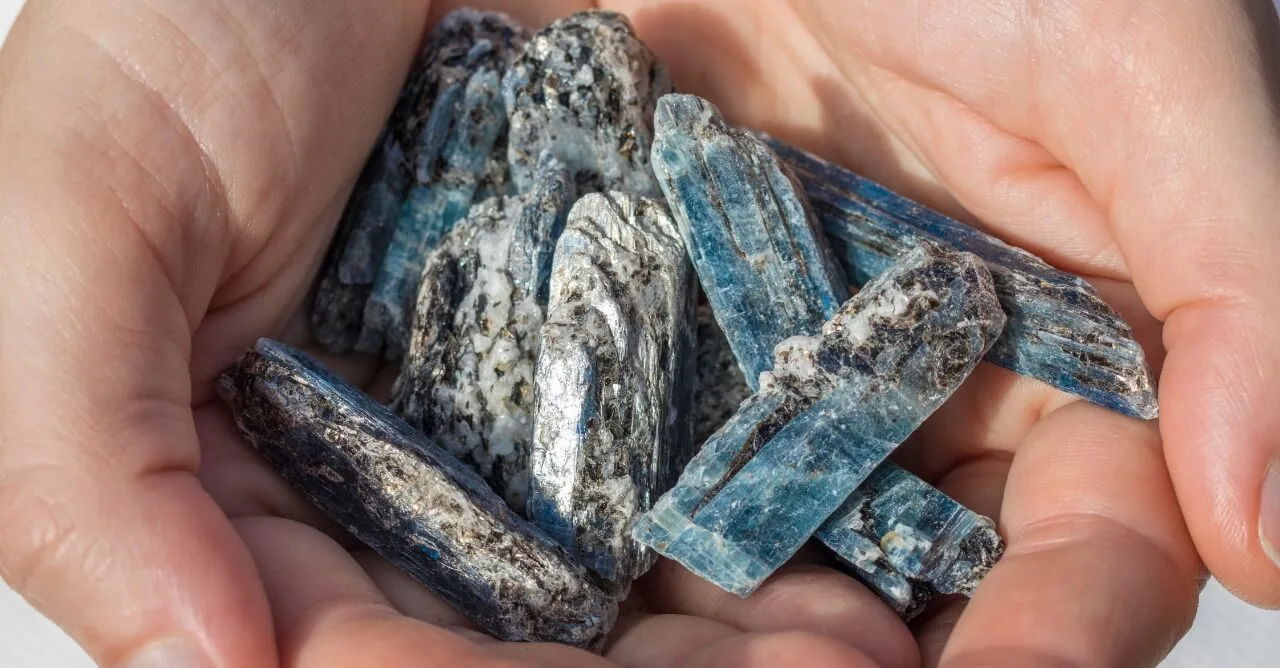 Cianita Azul Para que serve, Benefícios e Muito Mais - Blog Mandala de Luz