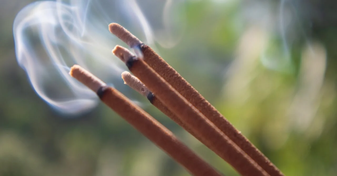 Incenso Natural Artesanal Conexão com a Natureza em Cada Aroma - Blog Mandala de Luz